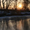 Vereistes Ufer in der Abendsonne bei Warthe