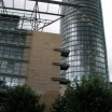 Kippendes Eckgebäude gegen Glassäule 1 