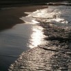 Ostseebrandung im Gegenlicht mit braunem Strand 1