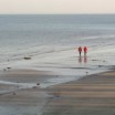 Rotes Paar am Ostseestrand
