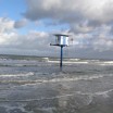 Rettungsturm am überfluteten Ostseestrand