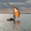 Kleiner Segler mit dunklen Wolken 2